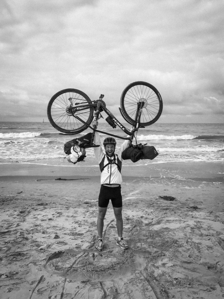Overwinning, fietser houdt zijn fiets in de lucht!