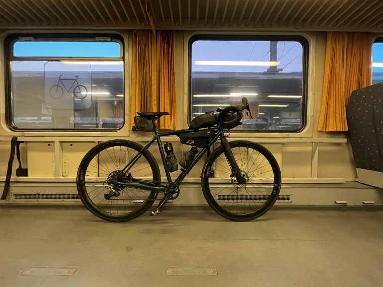 Fiets met fietszakken op de trein