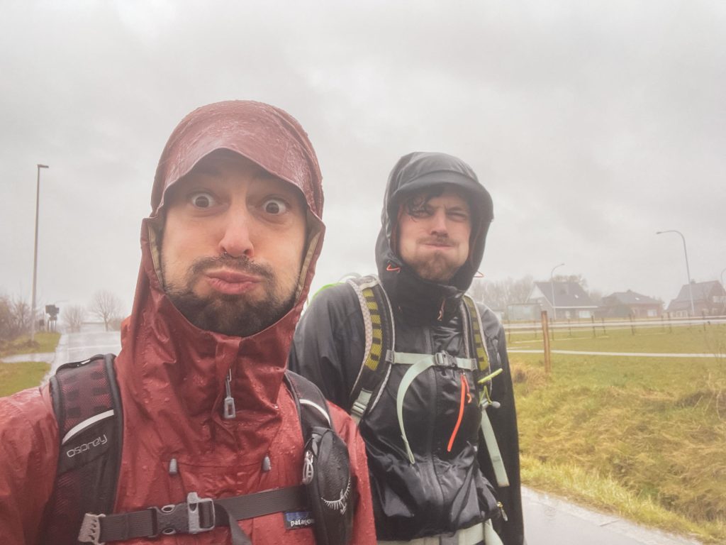Selfie van Jonathan & Jonas in regenachtig landschap